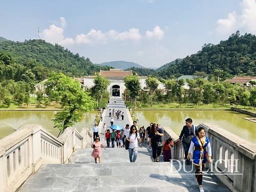 Qua Tam quan Khai Tâm, du khách bước vào không gian rộng của Trung tâm Văn hoá Trúc Lâm Yên Tử